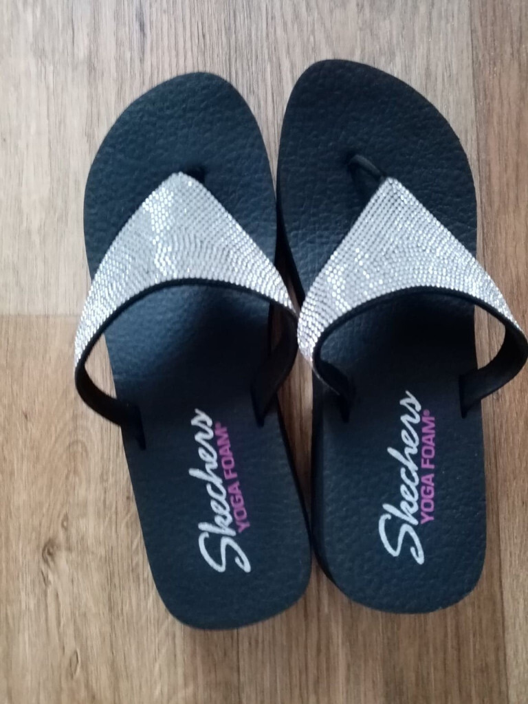 skechers yoga foam flip flops uk